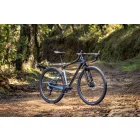 Giant Revolt X 1 Cold Night (2023) éjkék férfi  Gravel kerékpár