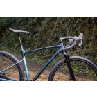 Giant Revolt X 1 Cold Night (2023) éjkék férfi  Gravel kerékpár