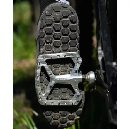 WOLF TOOTH pedálok RIPSAW ezüst